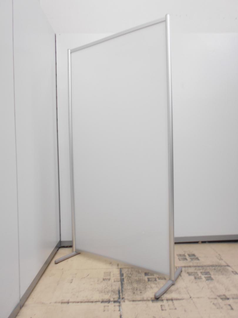 ポリカタイプの自立式パーテーションです。ちょっとした目隠しにどうぞ。
                        
                                    中古
            