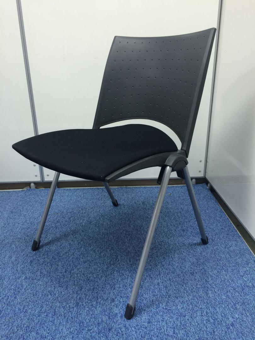 【4脚・揃って入荷！】ブラックボディで、人気のカラー！また、座り心地も、よいです！

                        レコス
                                    中古
            