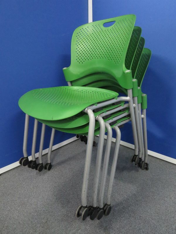 【4脚セット商品】～ハーマン・ミラー製のスタッキングチェア！鮮やかなグリーンカラー【中古オフィス家具】
                        ケイパーチェア
                                    中古
            