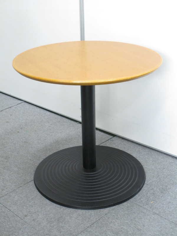 【1台入荷】しっかりとした1本脚の丸テーブル　木目天板　ご家庭用にも　直径750mm【中古会議用テーブル　ミーティングテーブル】
                        
                                    中古
            