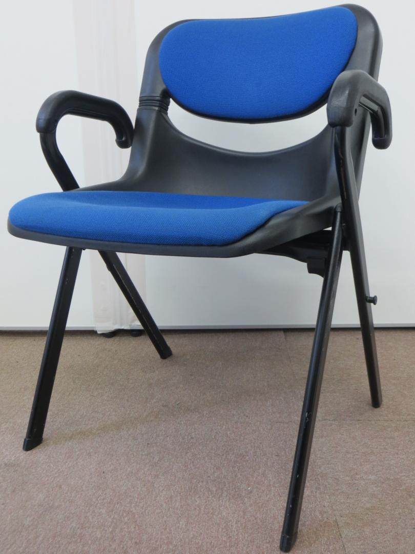 【状態良好！】背もたれのばねの部分が背中にフィットします【肘付スタッキングチェア】
                        バーテブラ
                                    中古
            