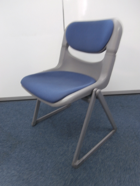 【大量入荷です！！スタッキングチェアをお探しなら、是非！！】
                        
                                    中古
            