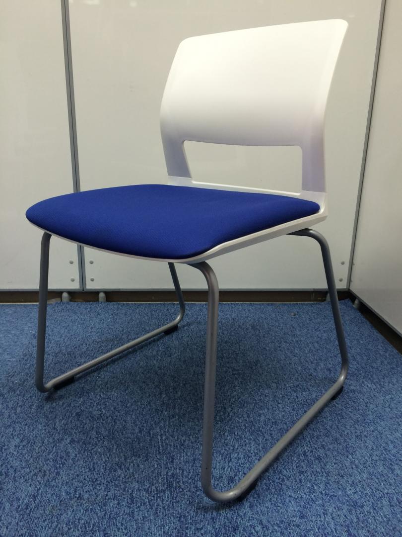 【4脚入荷】重ね合わせ可能なチェア｜カタログ現行販売品です。｜
                        160シリーズ
                                    中古
            