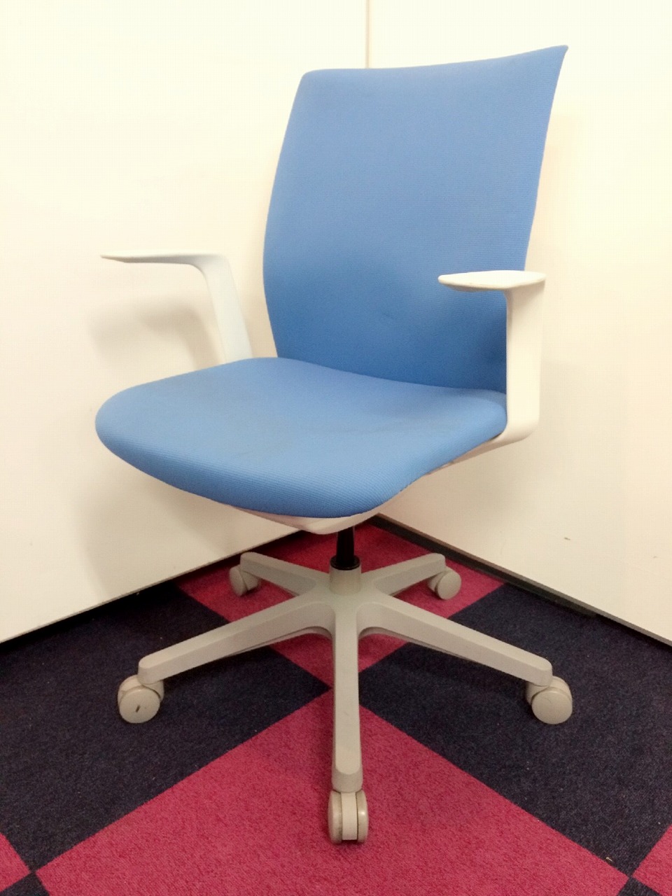 【4脚限定】～オカムラ製　オムネスチェア　鮮やかなブルー色　オフィスを際立たせるチェア～
                        オムネス
                                    中古
            