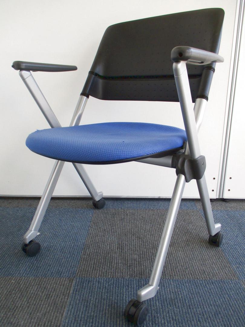 【座面ホツレの為お安く!!】2種類の収納の仕方がございます!!【会議用にオススメです!!】Nu
                        リータⅡ
                                    中古
            