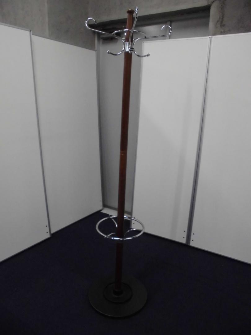 ポールタイプのコートハンガー入荷です！(傘置きリング付)
                        
                                    中古
            