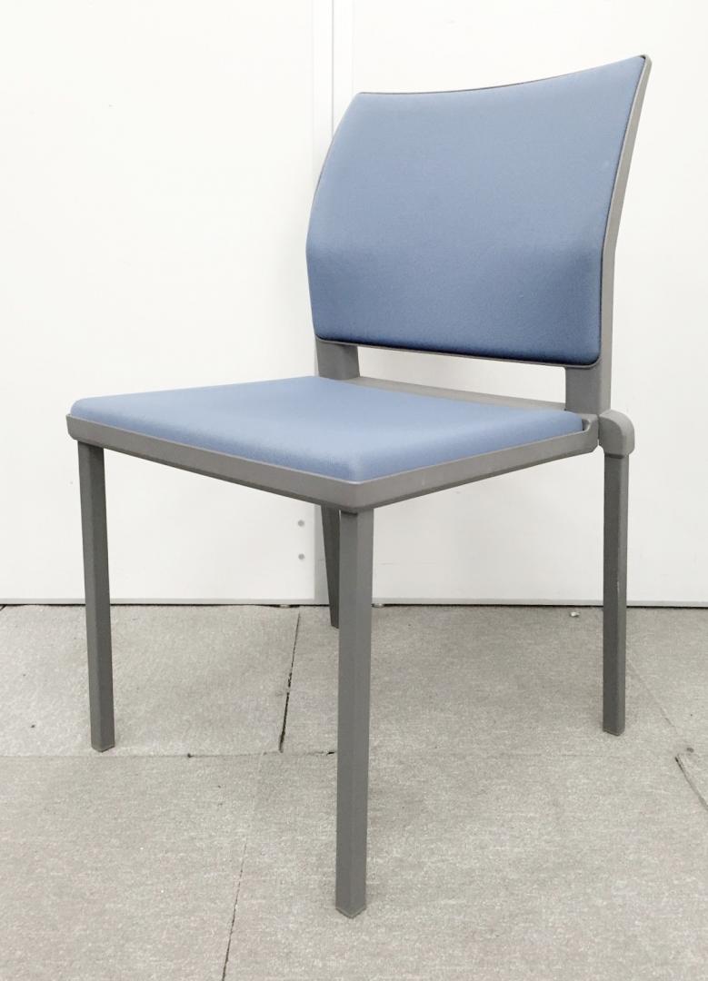 【12脚入荷】シンプルな4つ脚スタッキングチェア！上に重ねて収納上手なシロモノです！人気のブルー！
                        
                                    中古
            