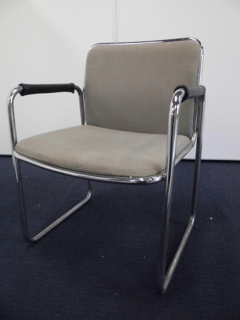 【￥800 座れればいいやシリーズ！】ミーティングチェア【店内在庫処分キャンペーン商品】
                        
                                    中古
            