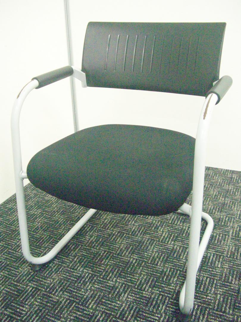 【在庫豊富】DAUPHIN製■スタッキングチェア■色は万人が好むブラック■まとめてそろえたい方大歓迎です
                        
                                    中古
            