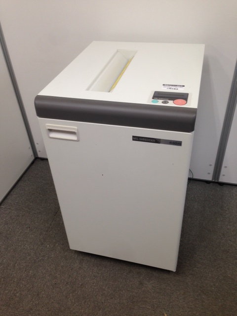 【大事な情報はシュレッダーor金庫へ】状態：Ａ｜数量：1台｜便利です、オフィスシュレッダー!!｜
                        440FB
                                    中古
            