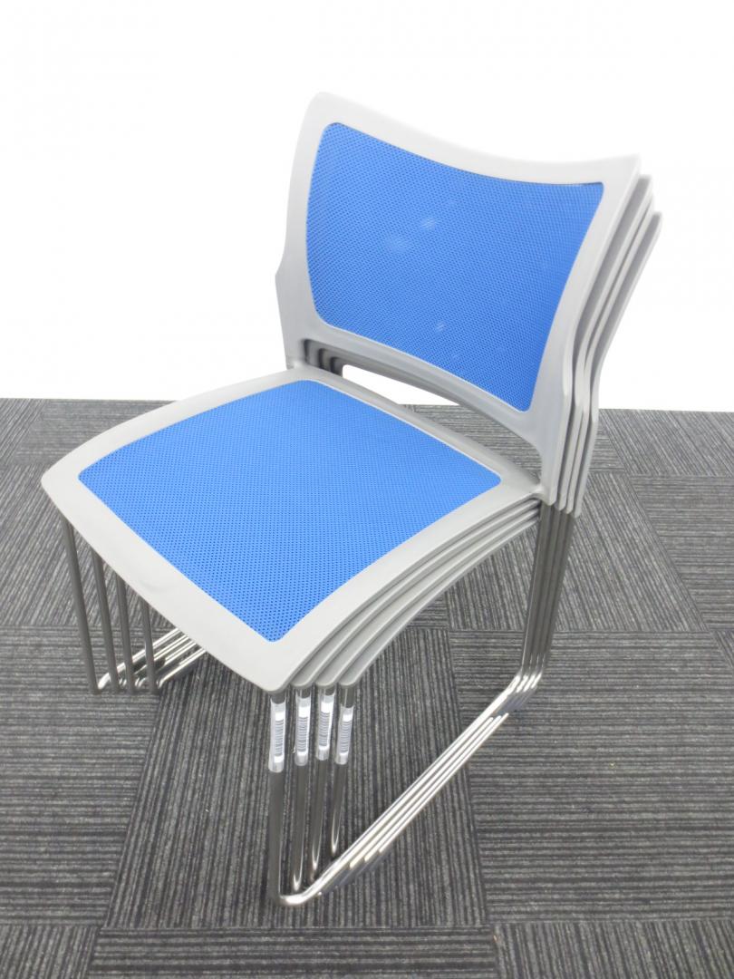 【会議用チェアの4脚セット！】上に重ねられるスタックチェア入荷！【人気のブルー】【スタッキングタイプ】 
                        
                                    中古
            