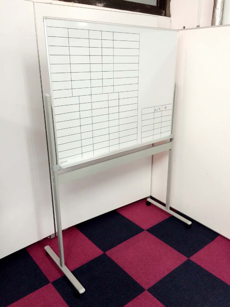 【残り1点】【使えればいいやシリーズ】～オカムラ製　ホワイトボード片面脚付き　横幅1200mm～
                        
                                    中古
            