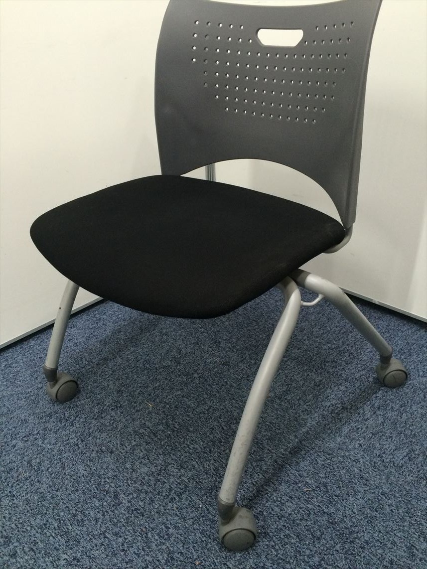 キャスター付　スタッキングチェア移動も収納も楽々！
                        
                                    中古
            