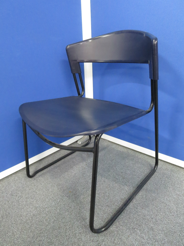 【3脚入荷！】～スチールケース製のスタッキングチェア・3脚あまりの為お安く！～【中古オフィス家具】
                        
                                    中古
            