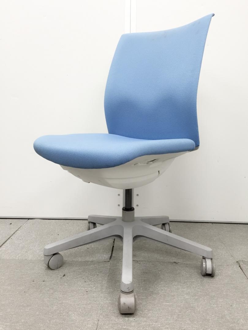 水色とホワイトの明るさ抜群のオカムラ製オムネスチェア入荷！しっかりしたすわり心地で定評あり！
                        オムネス
                                    中古
            