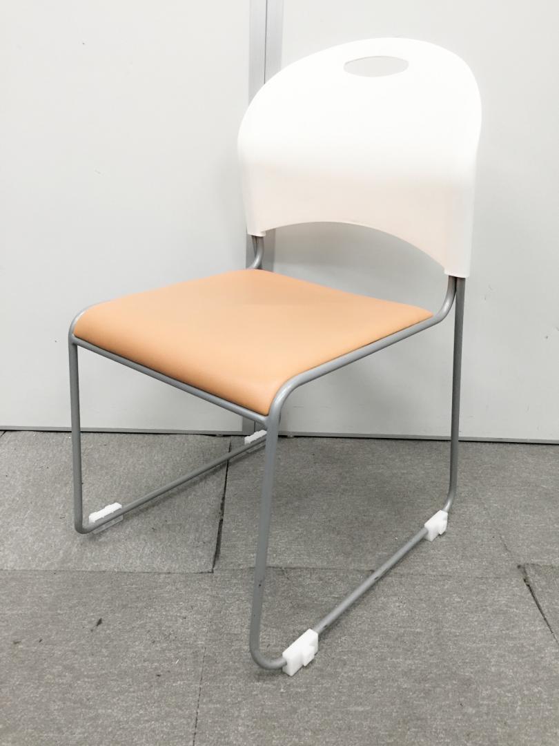 2脚限定！明るいオレンジのスタッキングチェア！座面はビニールなのでお手入れもラクラク！
                        
                                    中古
            