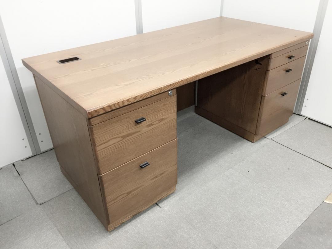 役員用の両袖机入荷！天板に傷が御座いますため、大幅に価格を下げて販売させて頂きます！【木目】
                        
                                    中古
            