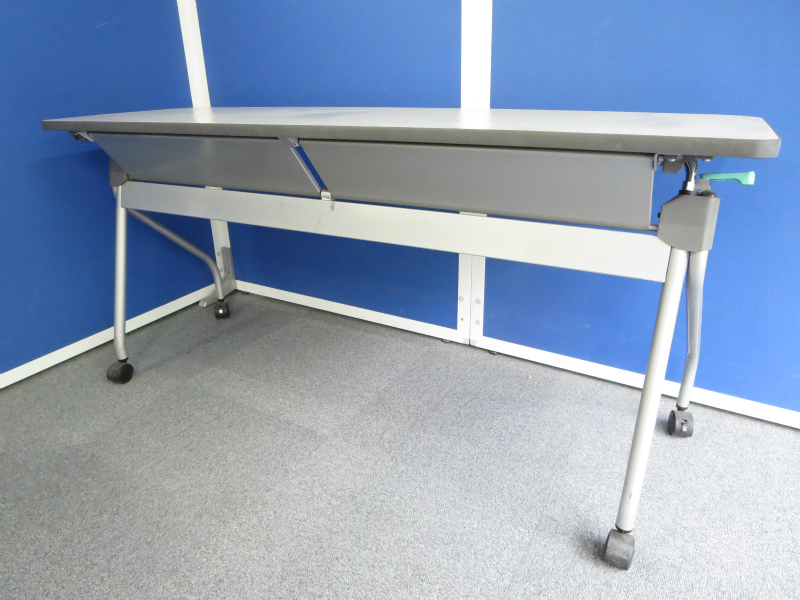 【3台入荷】～天板がかまぼこ型のコクヨ製のスタックテーブル～【中古オフィス家具】
                        
                                    中古
            