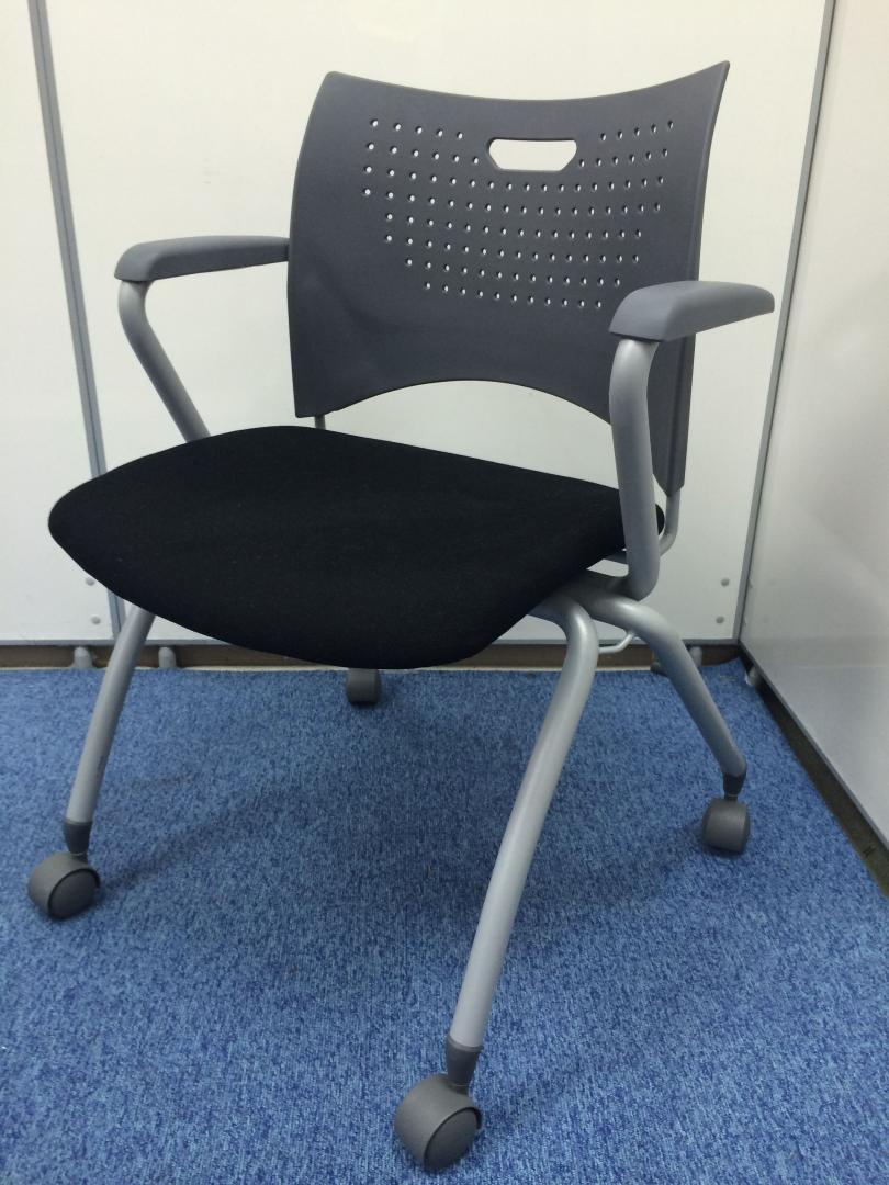 【4脚入荷】人気のブラック色　状態良好で便利なキャスター付きスタッキングチェア　
                        
                                    中古
            