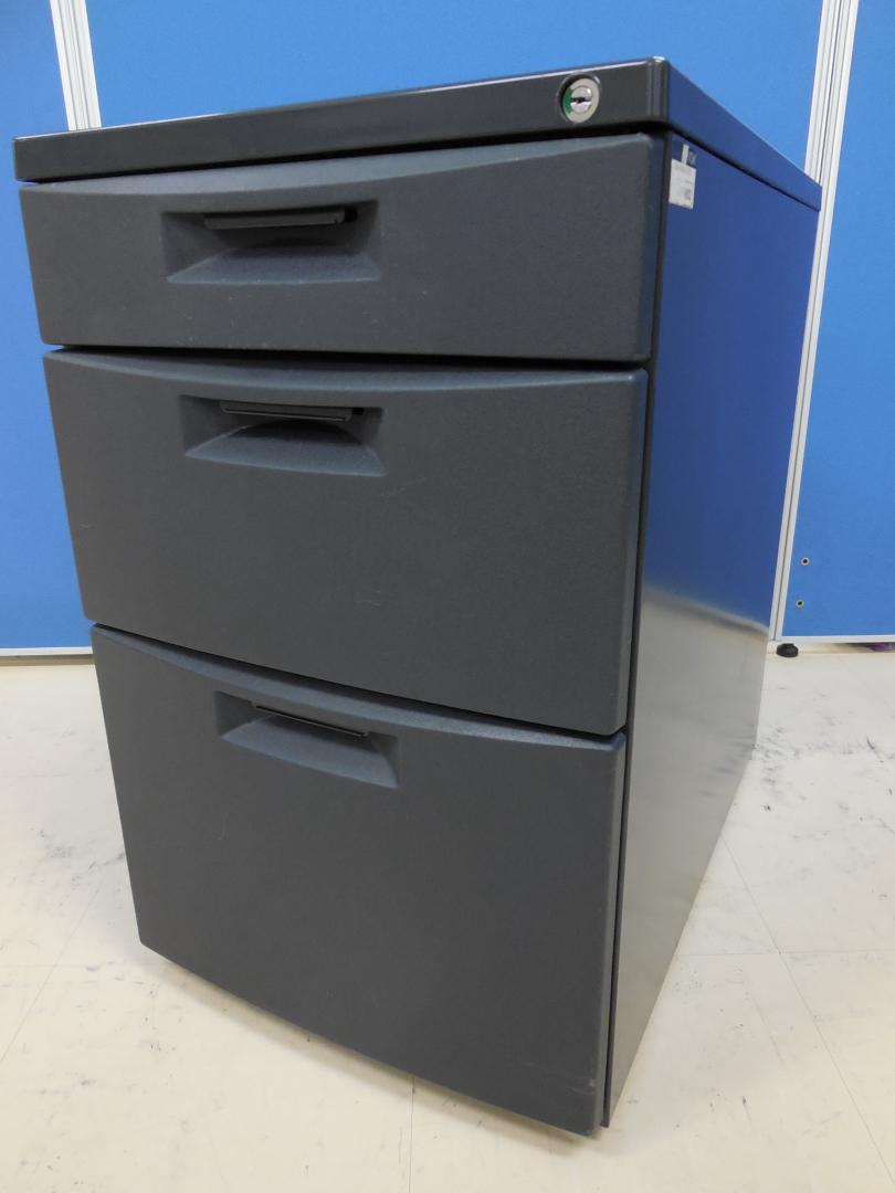 【レアなブラックカラー】イトーキ(ITOKI) 3段ワゴン CZシリーズ■がまとまった数の入荷！新規導入で揃えるならブラックカラーもオススメです！【鍵付属】【デスクインワゴン】 
                        CZR
                                    中古
            