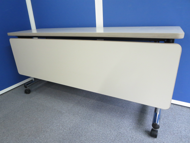 【1台入荷】～幕板付き！オカムラ製サイドスタックテーブルＷ1500mm【中古オフィス家具】
                        
                                    中古
            