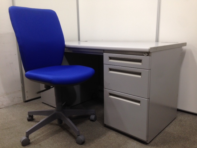 【状態良好】【セット商品】広々ｻｲｽﾞのW1400の片袖机+2段ワゴン+チェロチェアの3点セットが入荷しました！両袖机としてご利用いただけます
                        FEED
                                    中古
            