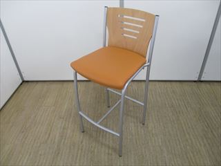 オレンジ色のカウンターチェア２脚あります！
                        
                                    中古
            