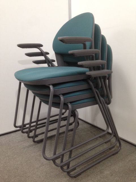 【肘付スタッキングチェア】状態：A｜数量：4脚セット｜定番の重ねるチェアです！｜
                        
                                    中古
            