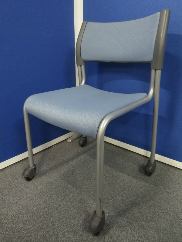 【4脚入荷！】～床を傷つけにくいゴムキャスター付きのスタッキングチェア～【中古オフィス家具】
                        
                                    中古
            