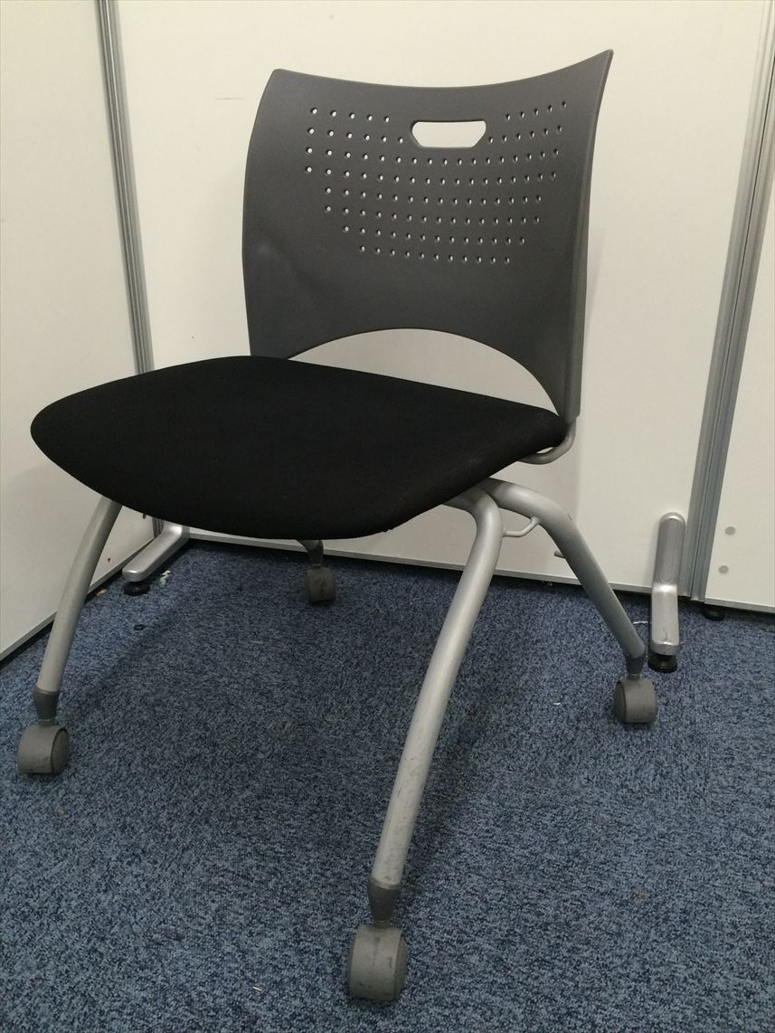 会議室など多人数集まる場所に最適！！スタッキングチェアー　汚れの目立たないブラック/グレー
                        
                                    中古
            