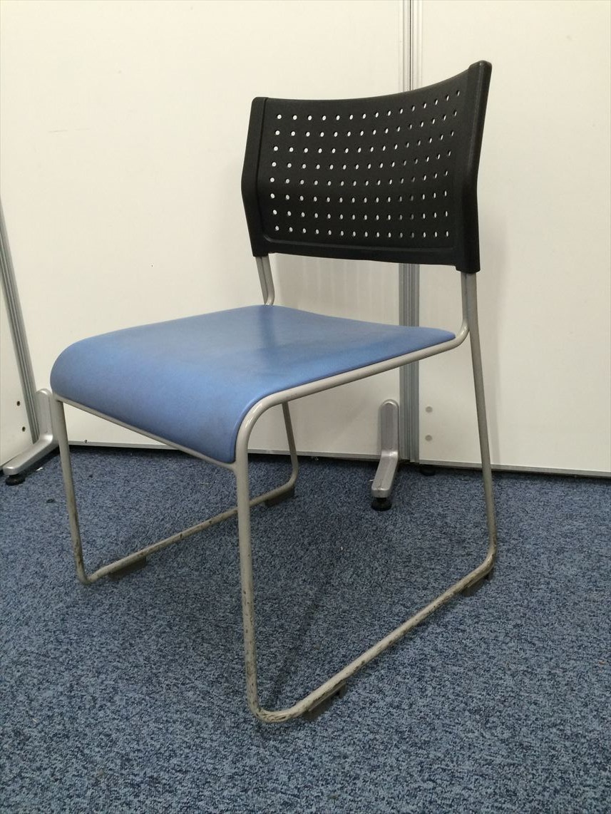 11脚在庫あります！！座面ビニール地　スタッキングチェア座面ブルー　
                        
                                    中古
            