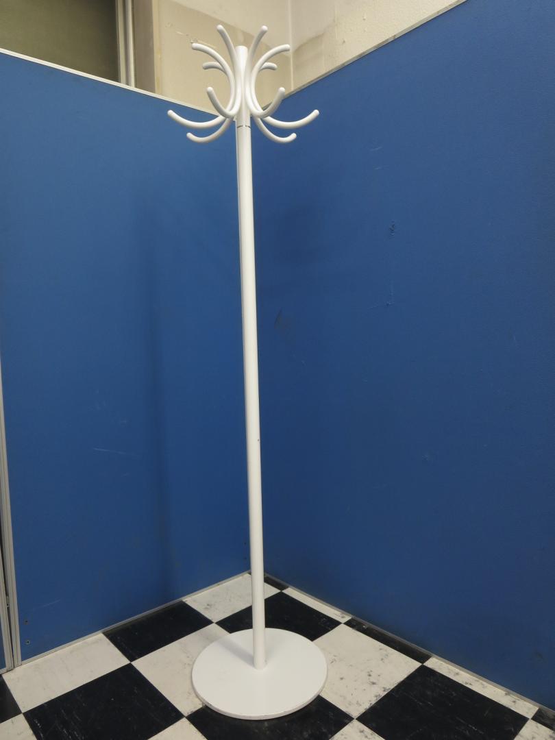 【２台】清潔感のあるホワイト■コートも喜びますよ■自宅でもオフィスでも使いやすいです【中古オフィス家具】	
                        
                                    中古
            