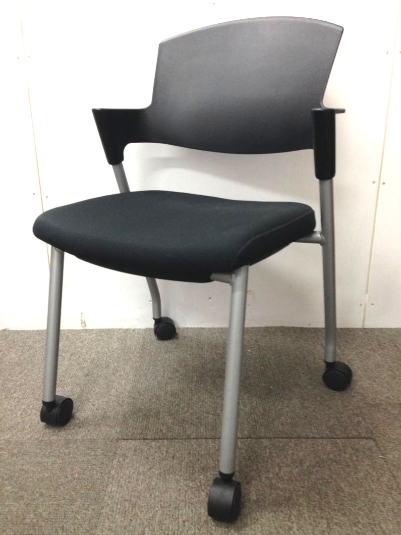 【コクヨのハイスペックスタッキングチェア】
                        プロッティ
                                    中古
            