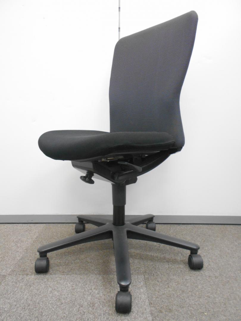 グレーの縞模様が洒落ているチェアです。　内田洋行製ルディオチェア
                        ルディオ
                                    中古
            