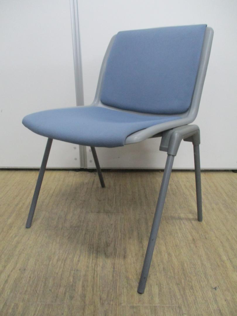 時々来客が多くなりイスが足らないときがあってお困りなら、こちらのスタッキングチェア。
                        
                                    中古
            