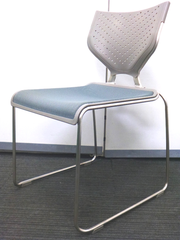 【ミーティングチェア】　オカムラ（okamura）　【ステンレスパイプチェア】　スタッキングチェア　【グッドデザイン賞受賞商品】　グレー　【会議椅子】
                        
                                    中古
            