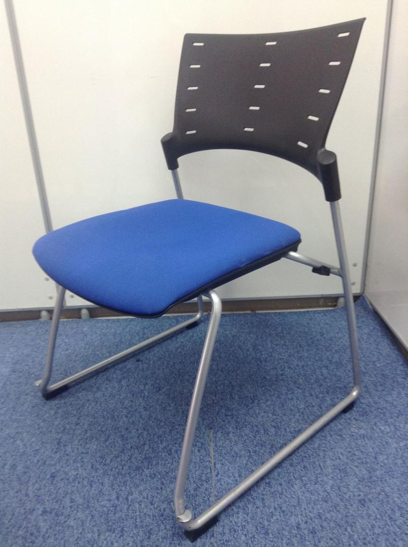 【14台入荷】人気のマノス！迷ったらこれのミーティングチェアです！
                        マノス
                                    中古
            