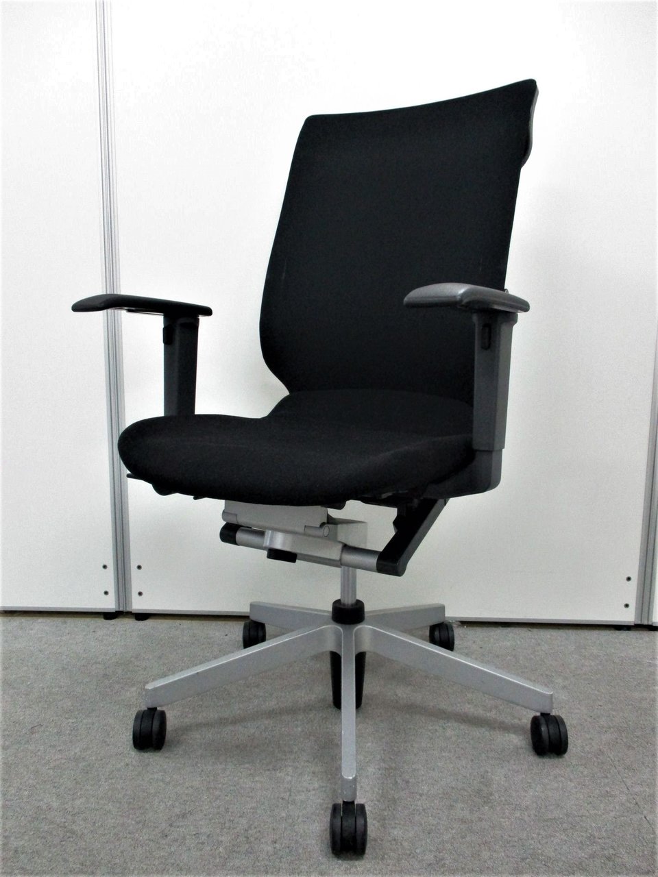 オリジナルティあふれる洗練されたデザインで上質なワークシーンを演出！■あらゆる姿勢での作業を快適にby AGATA/A
                        アガタA 
                                    中古
            