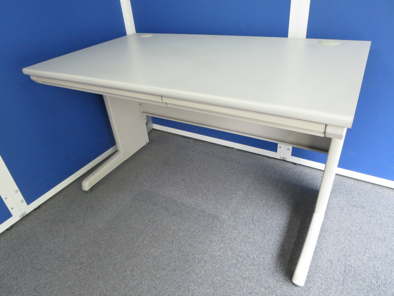 ■平机（W1200mmサイズ） ■ニューグレー色　■コストパフォーマンス抜群のオフィスデスク
                        
                                    中古
            