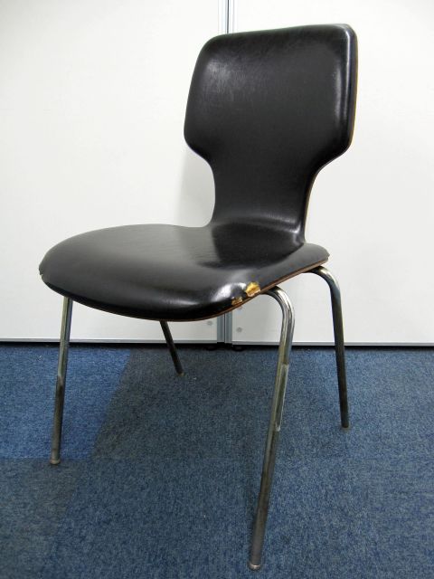 ヴィンテージ品 ブラック チェア(一部破れ有の為安い）
                        
                                    中古
            