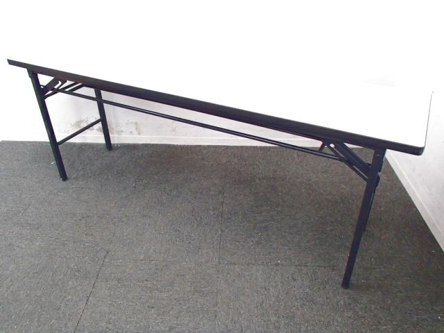 とっても便利♪使わないときは折りたたんで収納！軽作業や簡易テーブルとして最適です。
                        
                                    中古
            