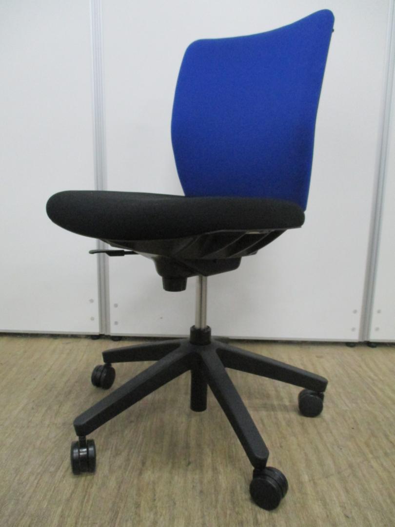 良好品　全てハンガー付きで人気のブルーチェア！オフィスの統一感に！
                        エポ
                                    中古
            
