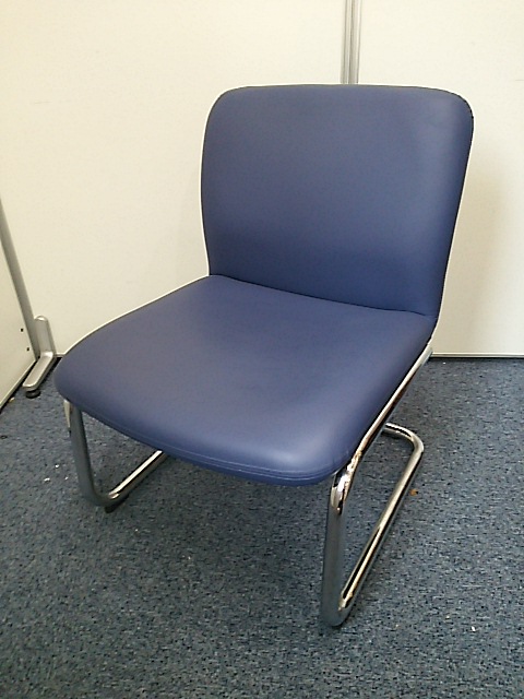 【４脚入荷しました！】かっこいいブルーのミーティングチェア！休憩室にも！ビニール地なので汚れが付きにくい 4脚まとめてどうぞ　別途センターテーブルご提案します。
                        
                                    中古
            