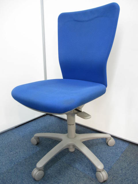 ブルーが鮮やかに映える、人気の肘無しハイバックチェアが入荷
                        カロッツア
                                    中古
            