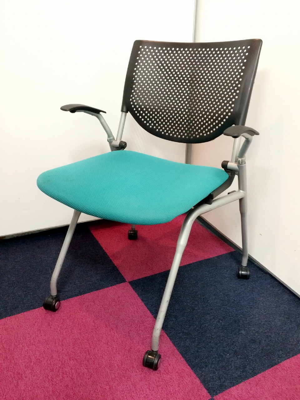 【状態良好】～オカムラ製　プロスタック　肘掛け付き　ネスティングタイプ～
                        プロスタック
                                    中古
            