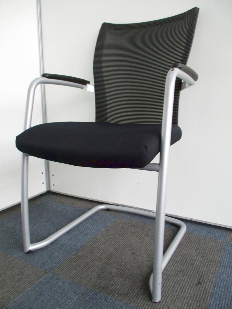 【背もたれは通気性抜群のメッシュ地!!】これからの季節に最適です!!【塗装剥がれの為、お安く!!】Nu
                        
                                    中古
            