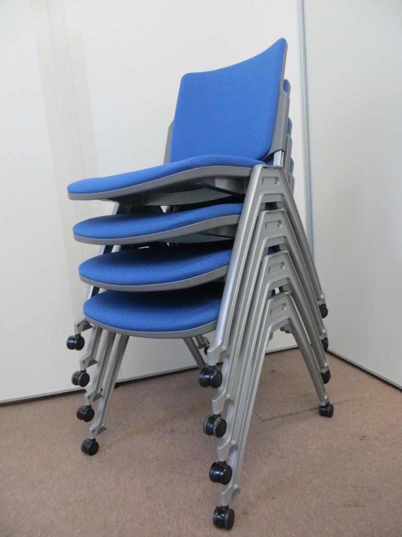 【定番のスタックチェア4脚セット】2014年製造と比較的新しい商品です【ブルー(青)肘なし】
                        ブルーのスタッキングチェア　4脚セット
                                    中古
            