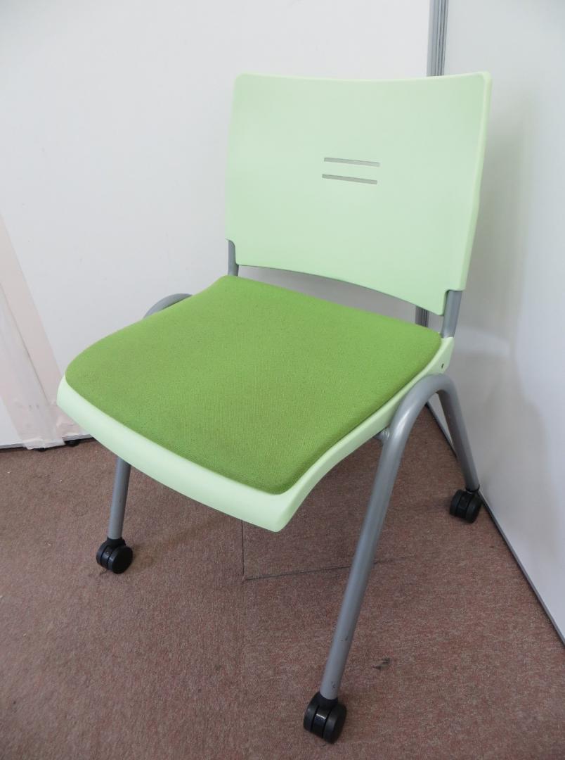 【定番スタックチェア】座面がクッションです【肘なし、スタッキング】
                        サンケイ　グリーンのチェア
                                    中古
            