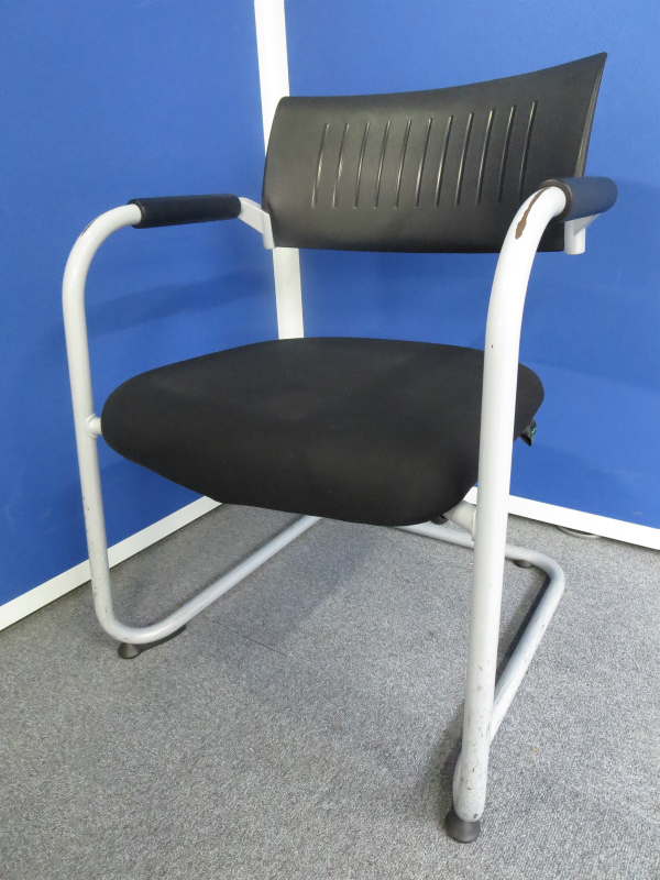 【おつとめ品！】■ミーティングチェア　肘付　ブラック　■Dauphin(ドーファン)製・スタッキングチェア【中古オフィス家具】
                        
                                    中古
            