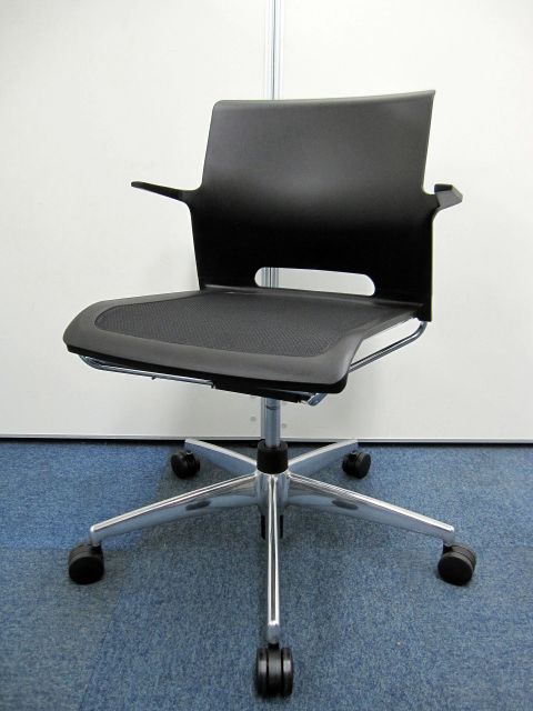 この夏おすすめ。2016年製で状態抜群のミーティングチェアが大量入荷【在庫14脚】
                        カラベル(Caravel)
                                    中古
            